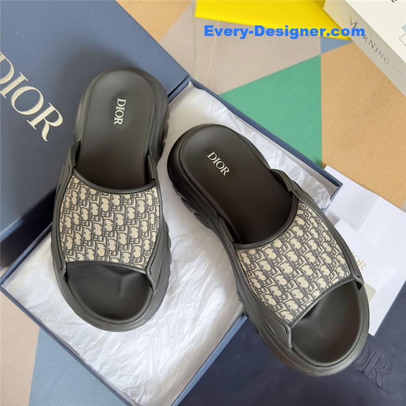 D10r couple models oblique platform slippers