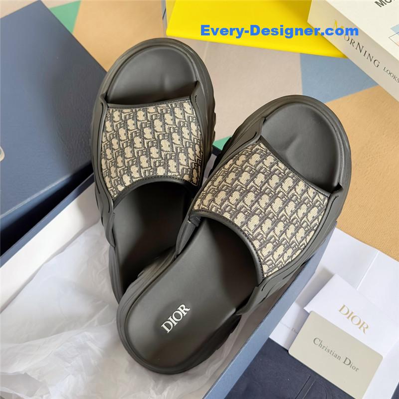 D10r couple models oblique platform slippers