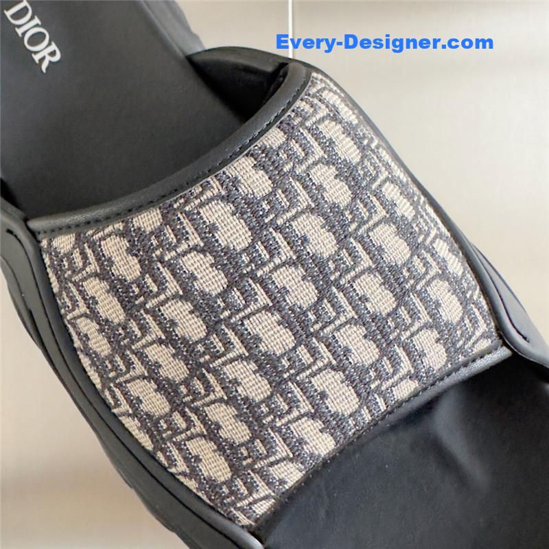 D10r couple models oblique platform slippers