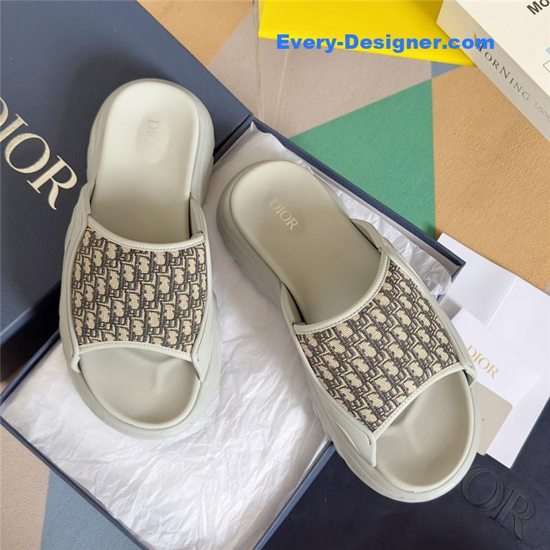 D10r couple models oblique platform slippers