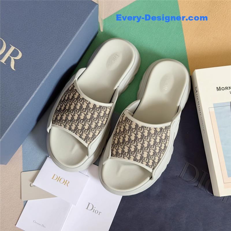 D10r couple models oblique platform slippers