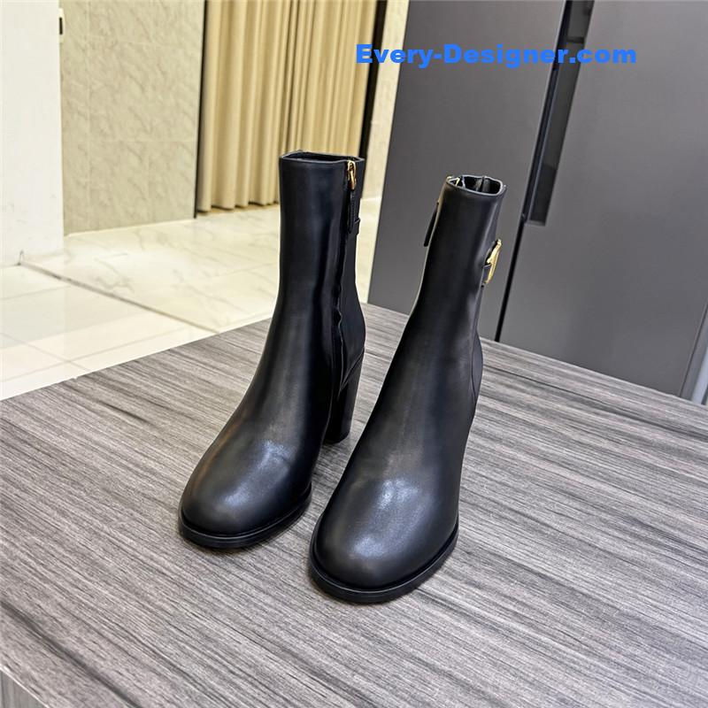Va1e*ntin0 ankle boots in leather with v buckle in calfskin