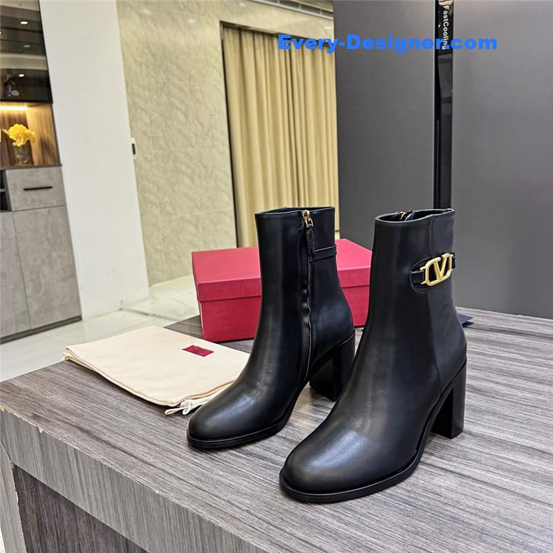 Va1e*ntin0 ankle boots in leather with v buckle in calfskin
