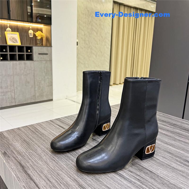 Va1e*ntin0 ankle boots in leather with v buckle in calfskin