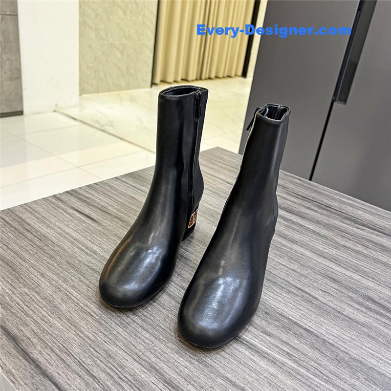 Va1e*ntin0 ankle boots in leather with v buckle in calfskin