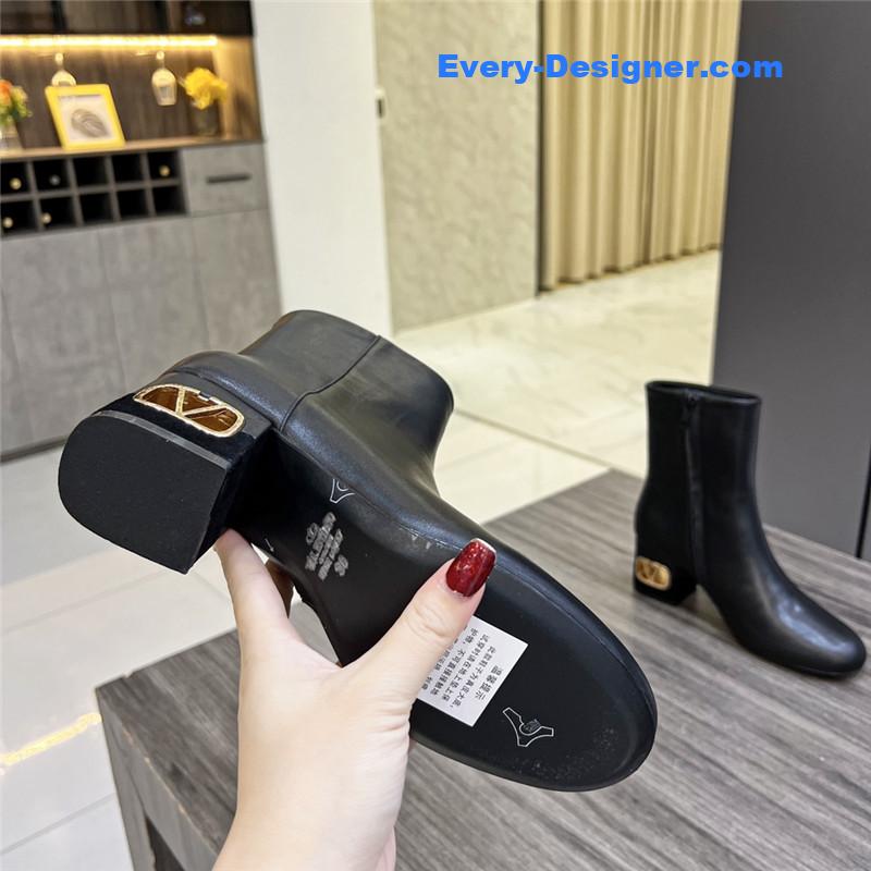 Va1e*ntin0 ankle boots in leather with v buckle in calfskin