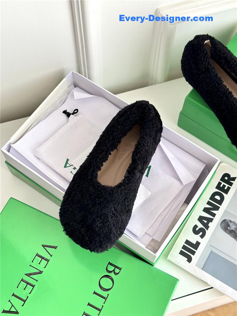 b0tt*ga Ven*ta new fur shoes