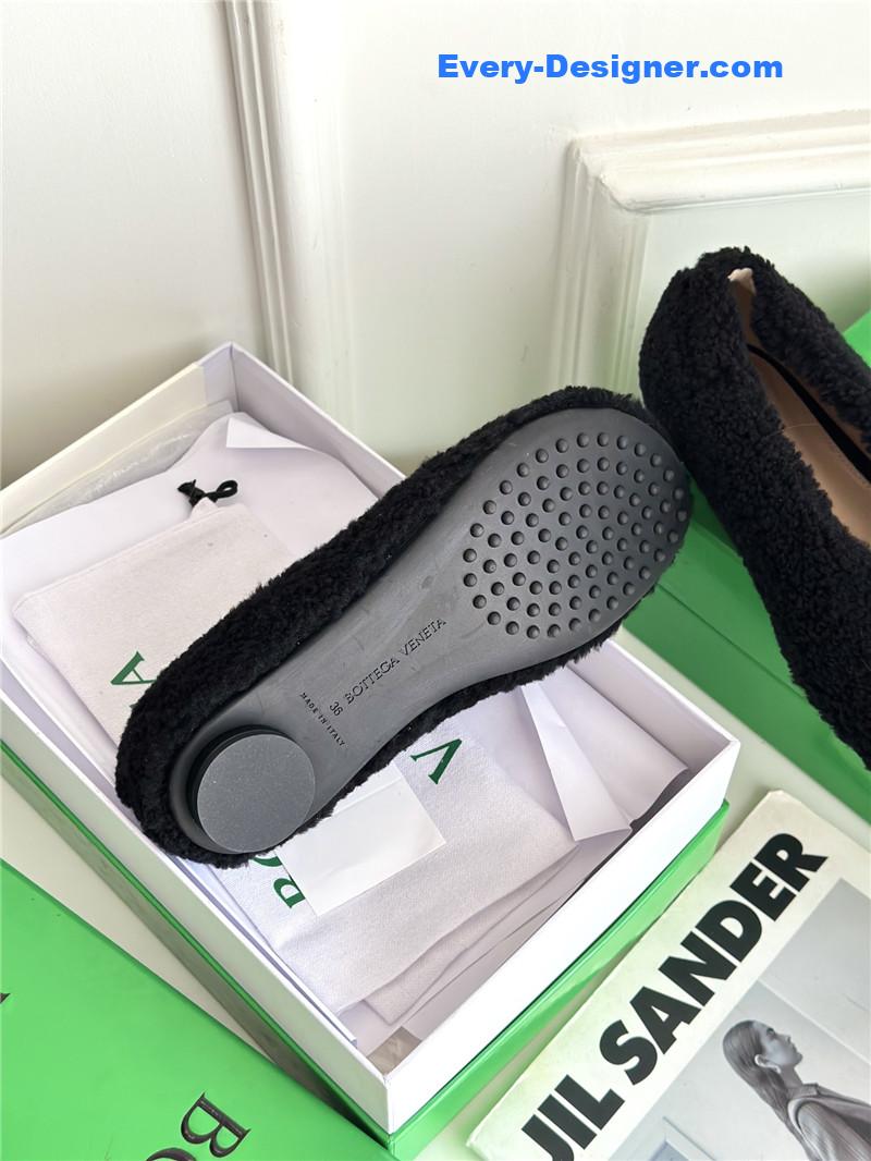 b0tt*ga Ven*ta new fur shoes