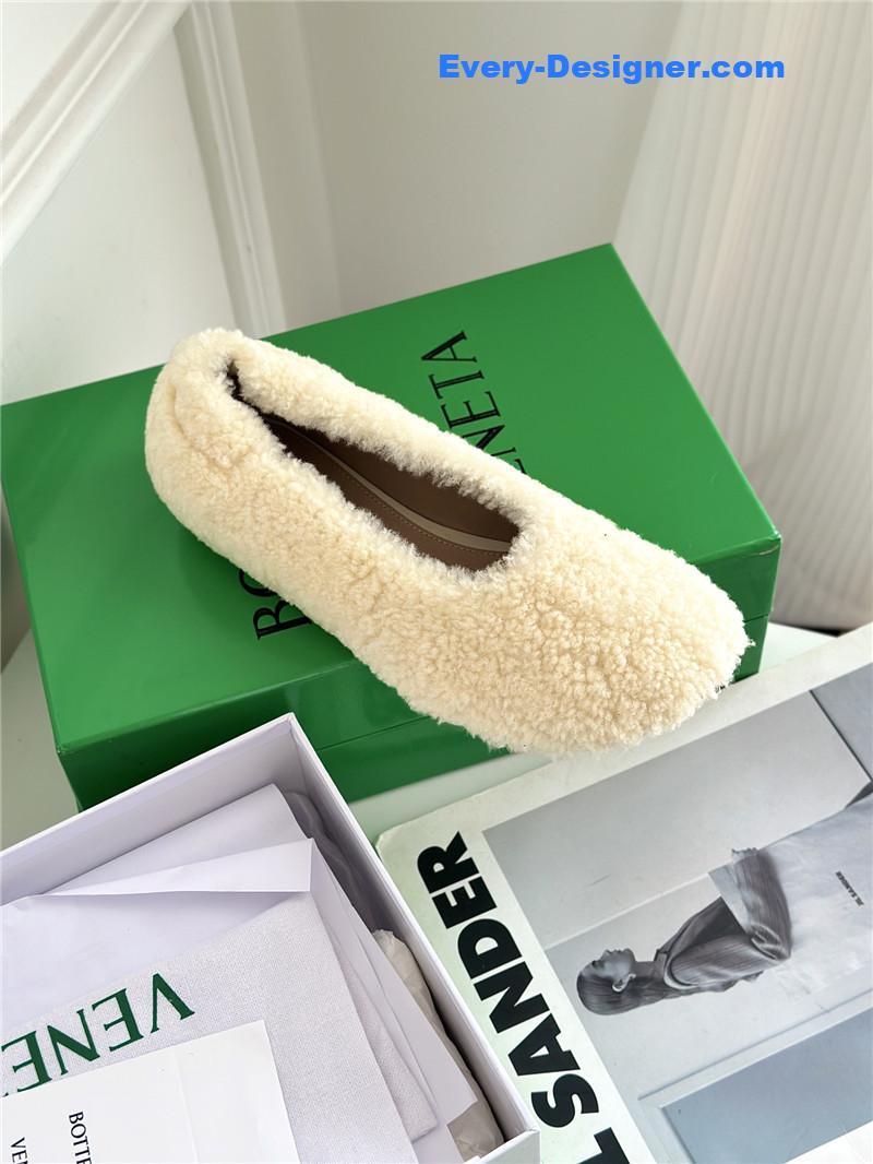 b0tt*ga Ven*ta new fur shoes