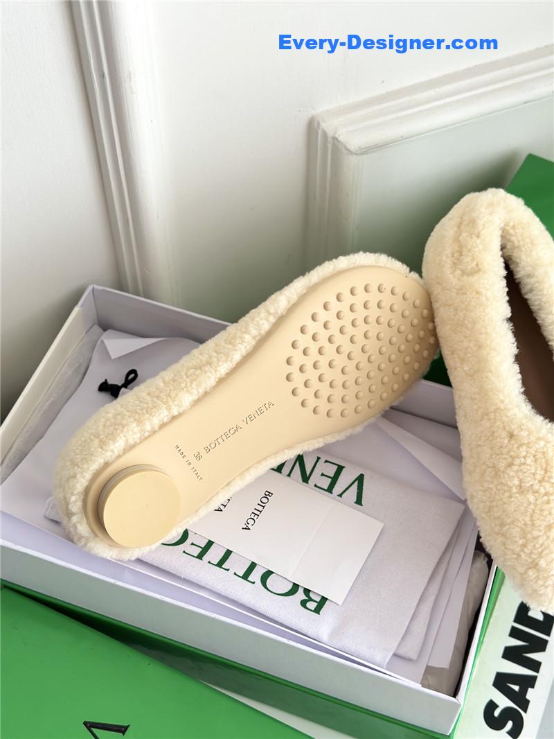 b0tt*ga Ven*ta new fur shoes