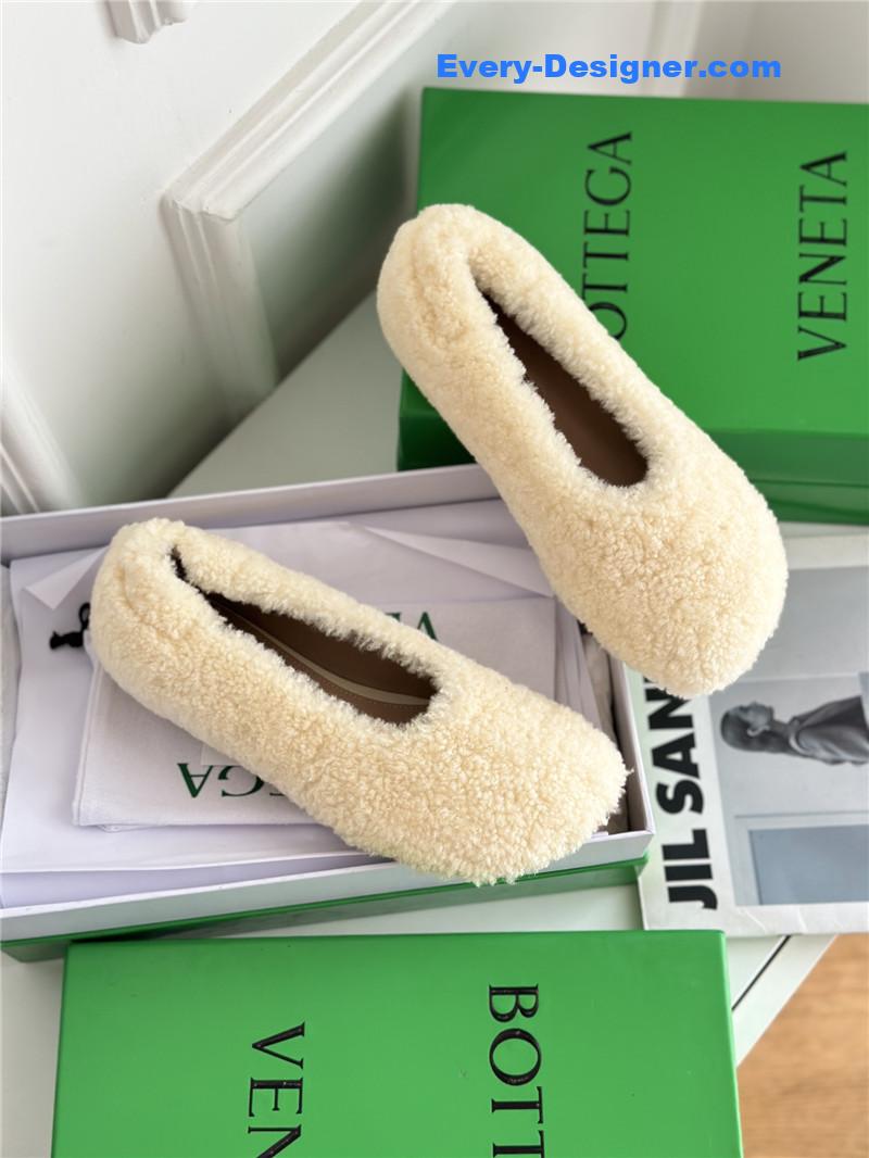 b0tt*ga Ven*ta new fur shoes