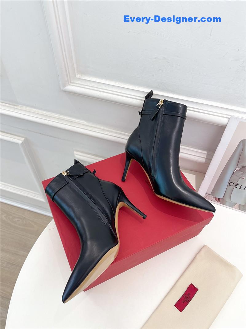 Va1e*ntin0 garavani vlogo black leather ankle boots