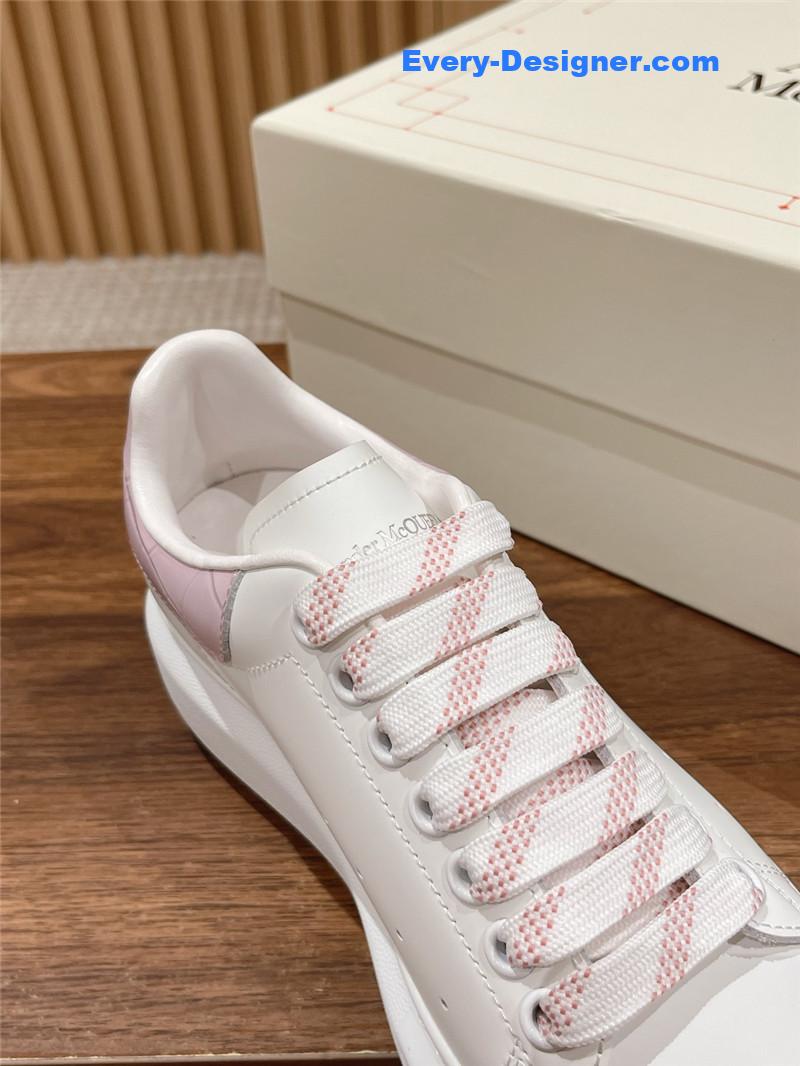 a1exa*der Mcqv*en classic all-match small white shoes