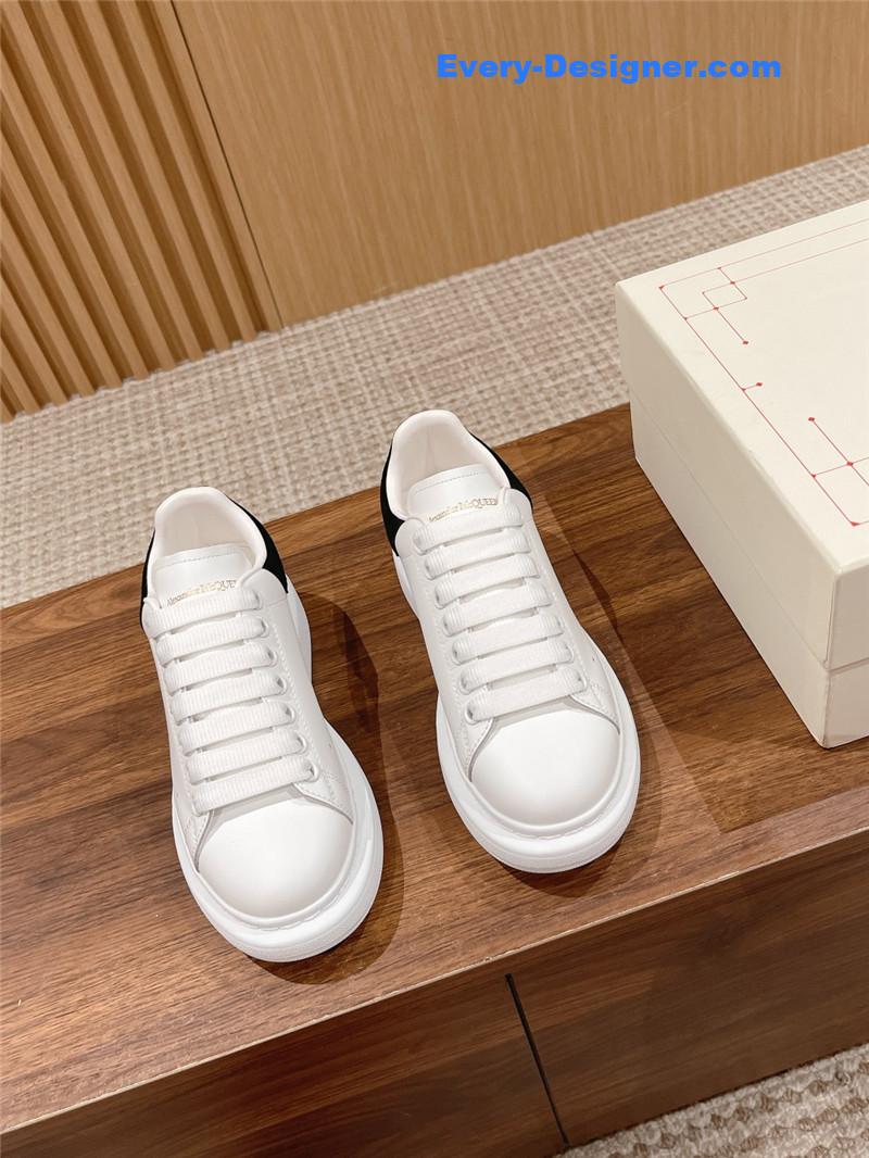 a1exa*der Mcqv*en classic all-match small white shoes