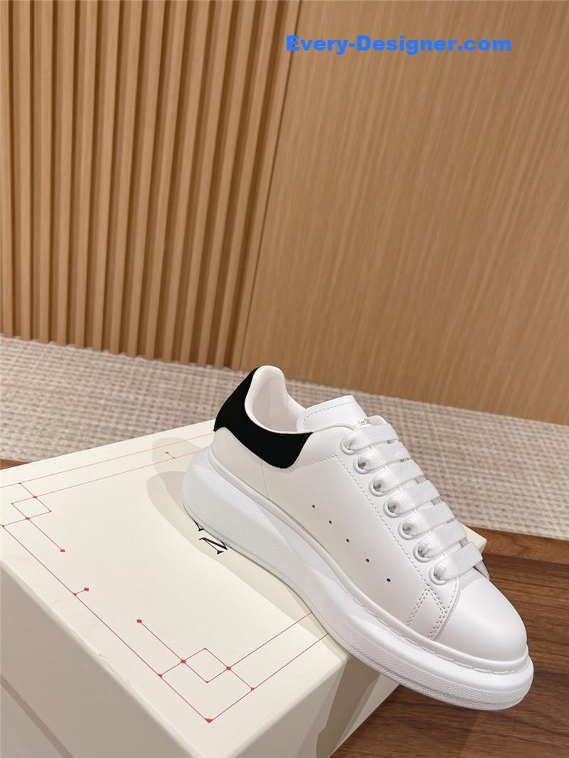 a1exa*der Mcqv*en classic all-match small white shoes