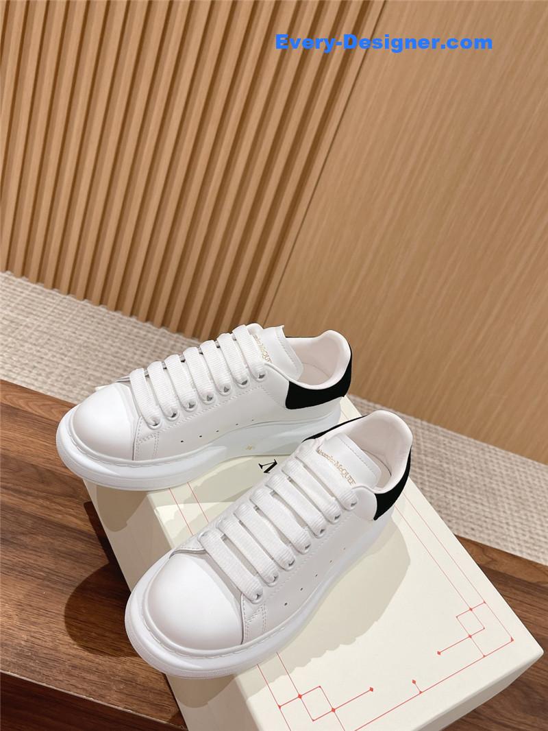 a1exa*der Mcqv*en classic all-match small white shoes