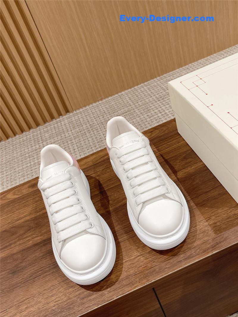 a1exa*der Mcqv*en classic all-match small white shoes