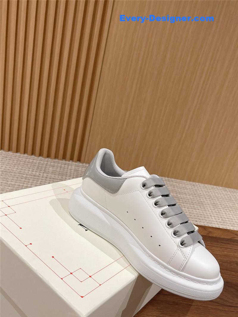 a1exa*der Mcqv*en classic all-match small white shoes