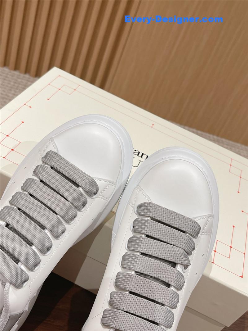 a1exa*der Mcqv*en classic all-match small white shoes