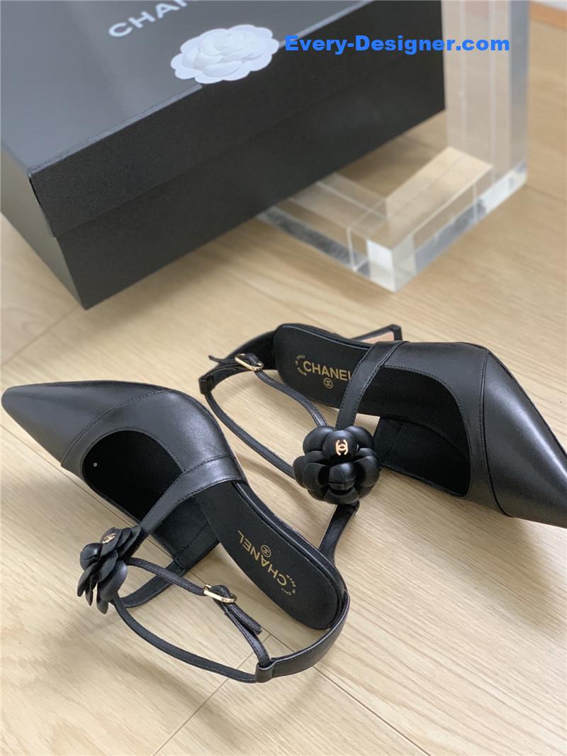 CC camellia thong sandals