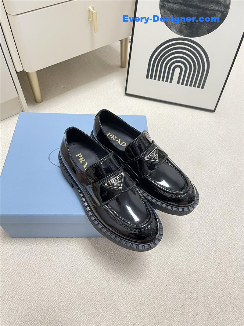 Pra*a classic triangle loafers