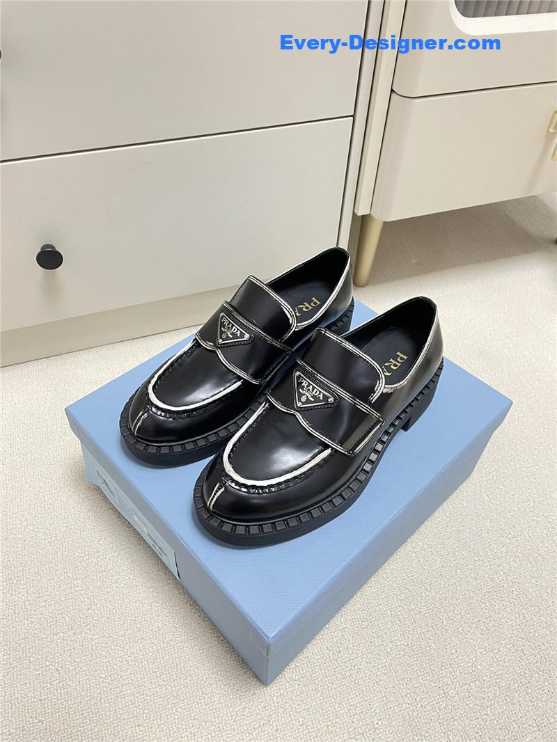Pra*a classic triangle loafers