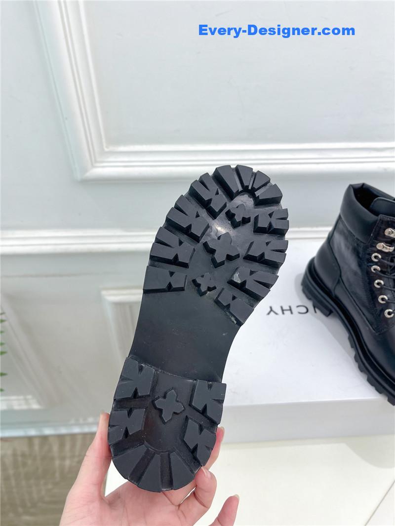 Givenchy’s new autumn and winter couple’s large yellow boots