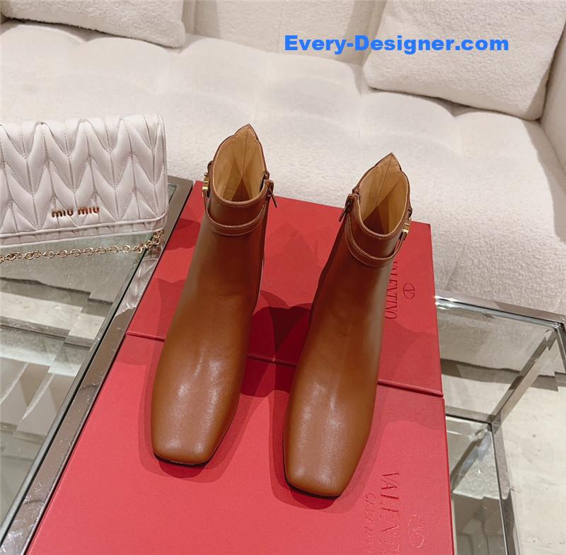 Va1e*ntin0 v buckle short nude boots