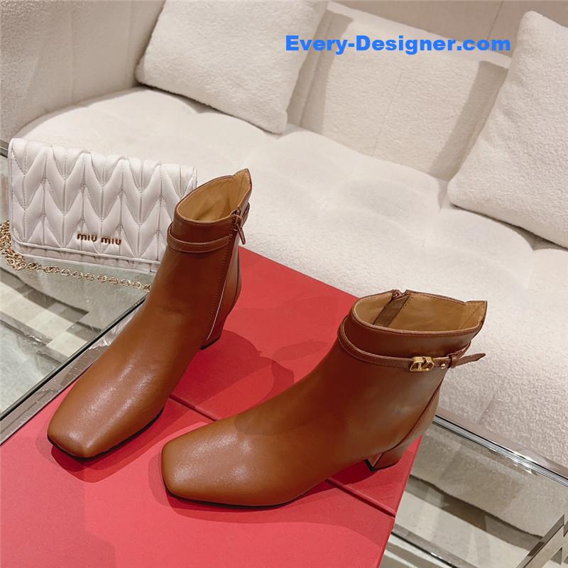 Va1e*ntin0 v buckle short nude boots