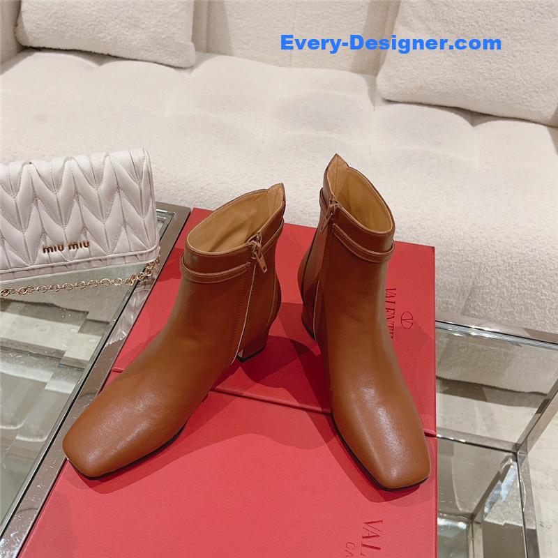 Va1e*ntin0 v buckle short nude boots