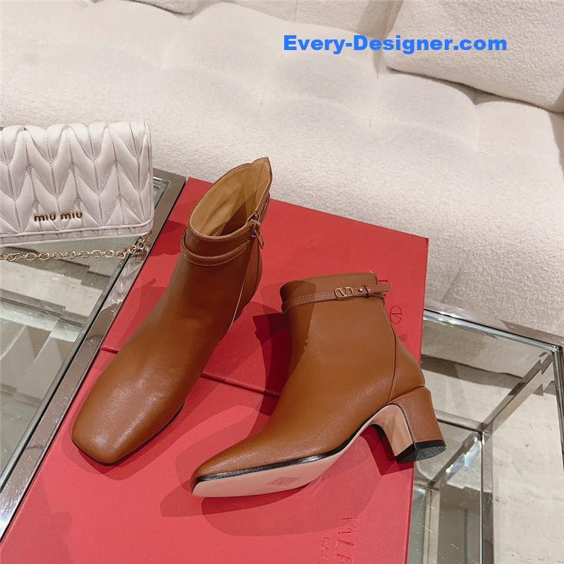 Va1e*ntin0 v buckle short nude boots