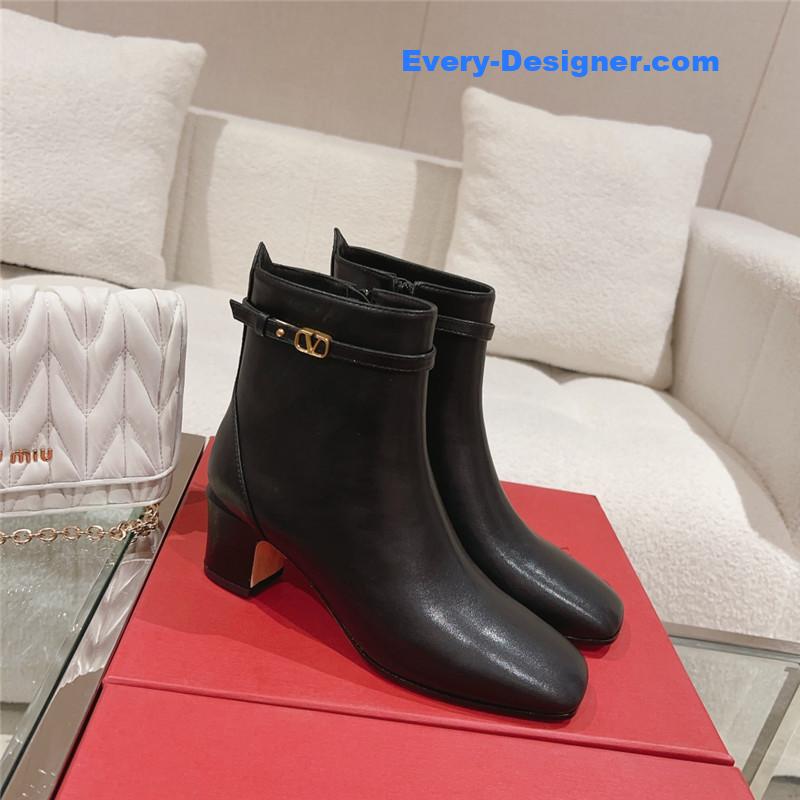 Va1e*ntin0 v buckle short nude boots