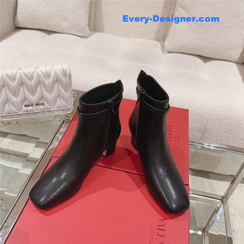Va1e*ntin0 v buckle short nude boots