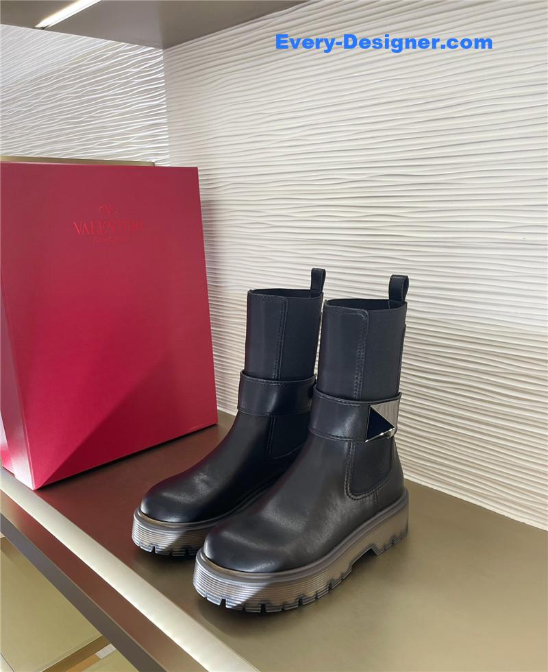 Va1e*ntin0 hardware v-buckle boots