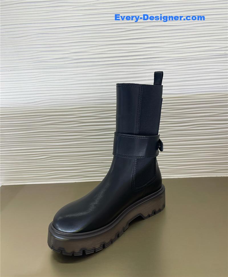 Va1e*ntin0 hardware v-buckle boots