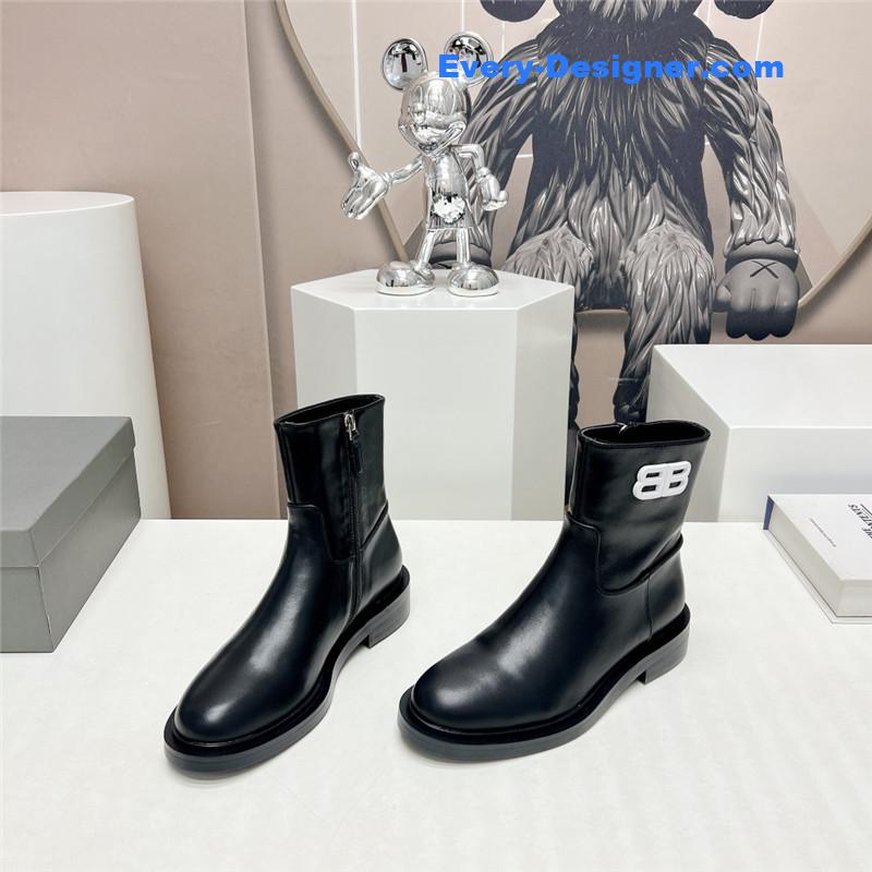 Ba1en*iaga round toe buttoned boots
