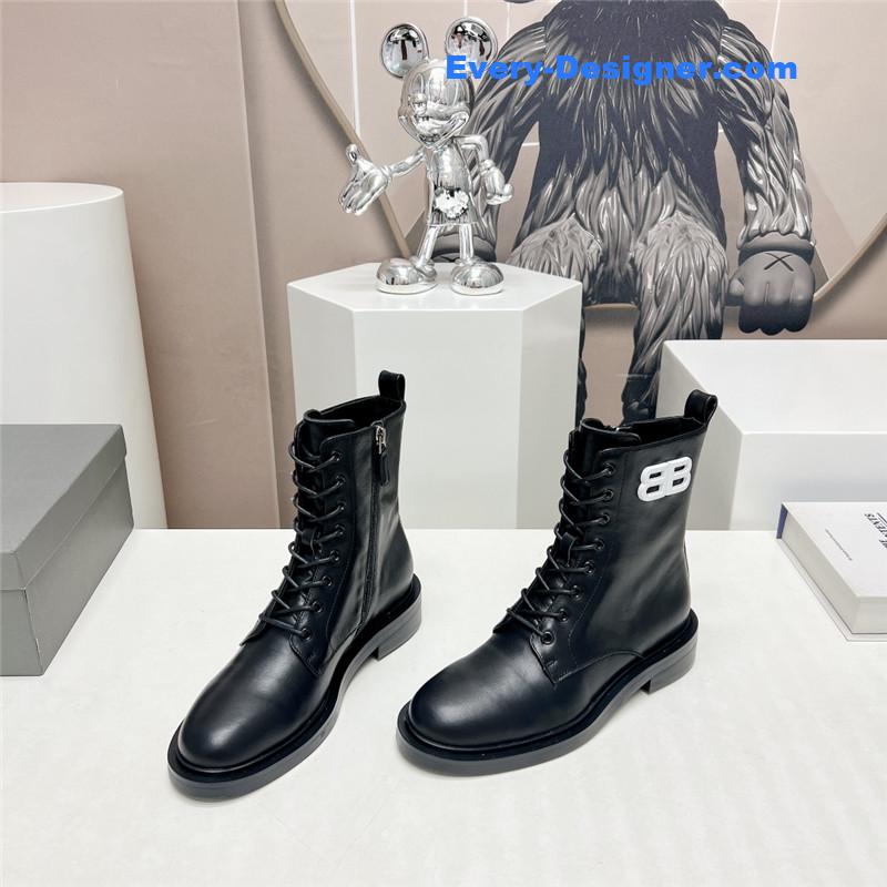 Ba1en*iaga round toe buttoned boots