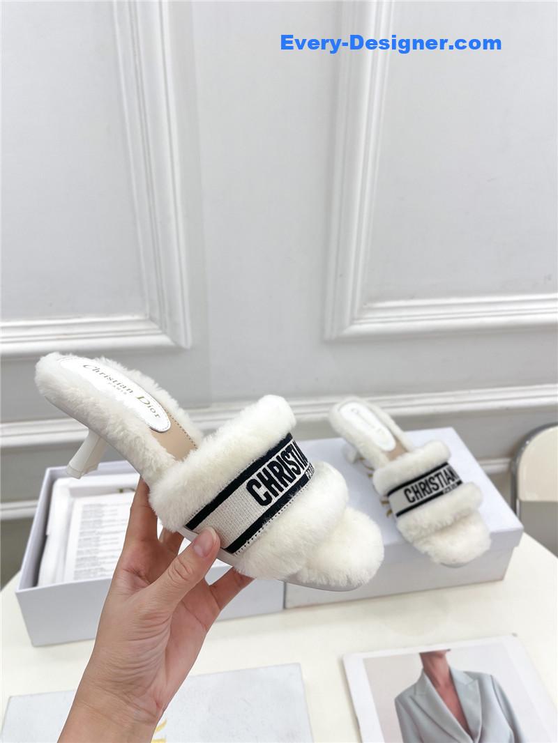 D10r classic embroidered wool slippers