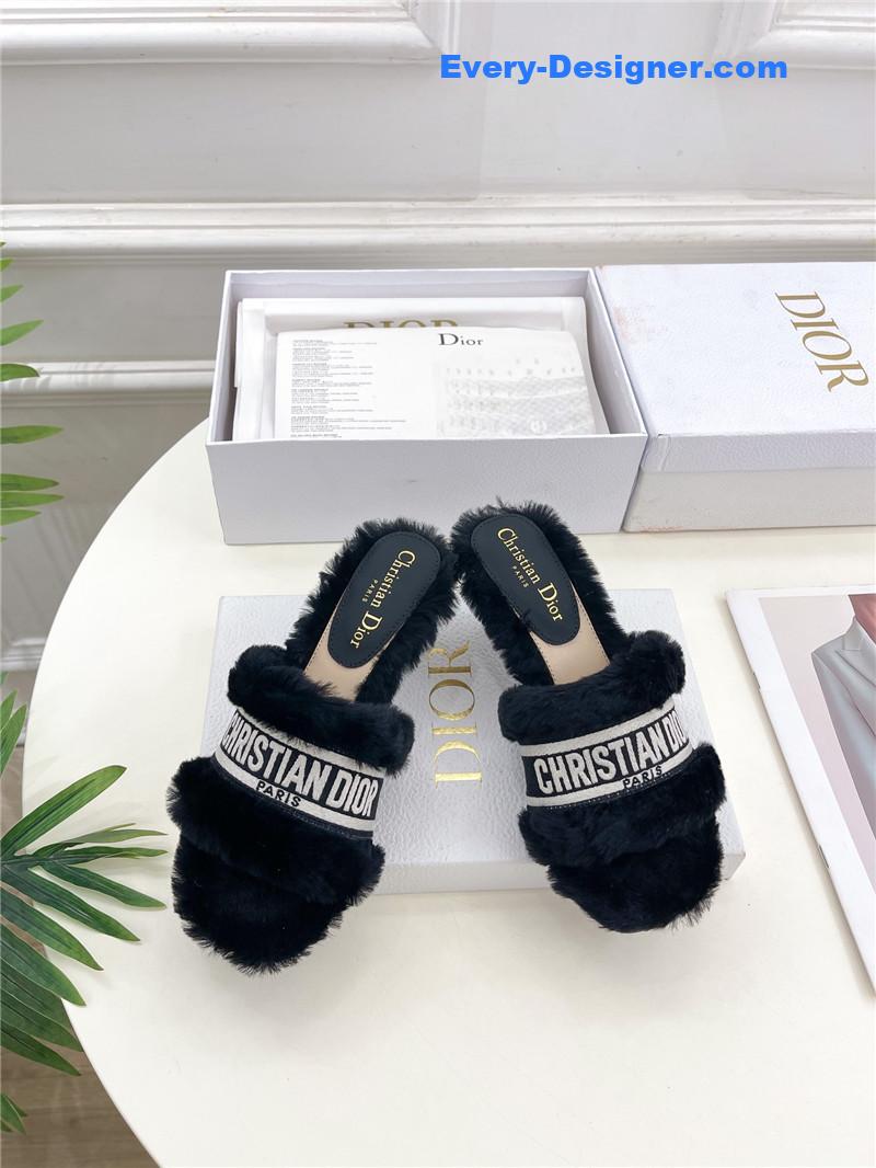 D10r classic embroidered wool slippers