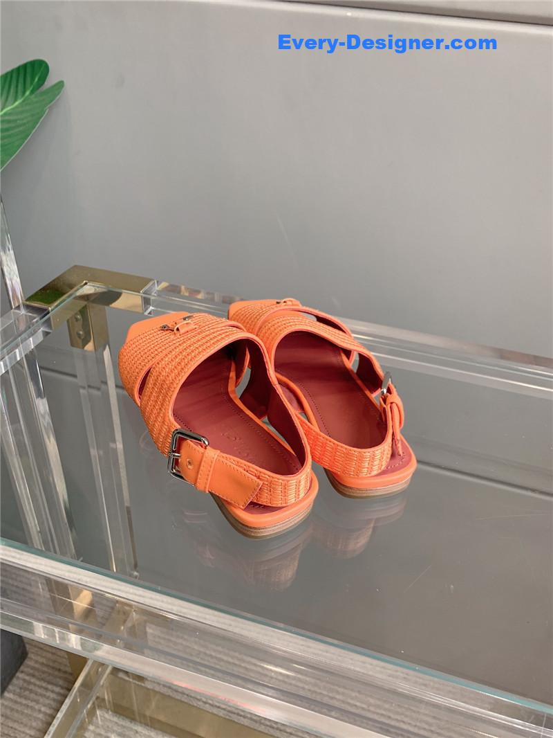 L0r0 P1ana’s new flat sandals