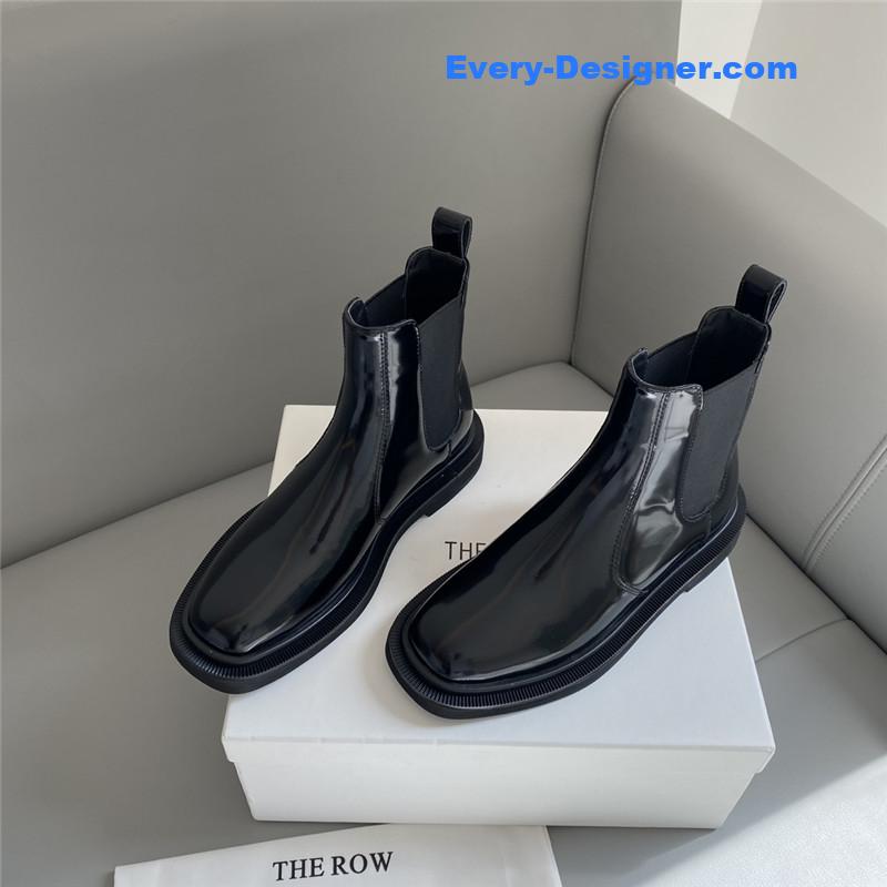 The R0w black elastic ranger chelsea boots