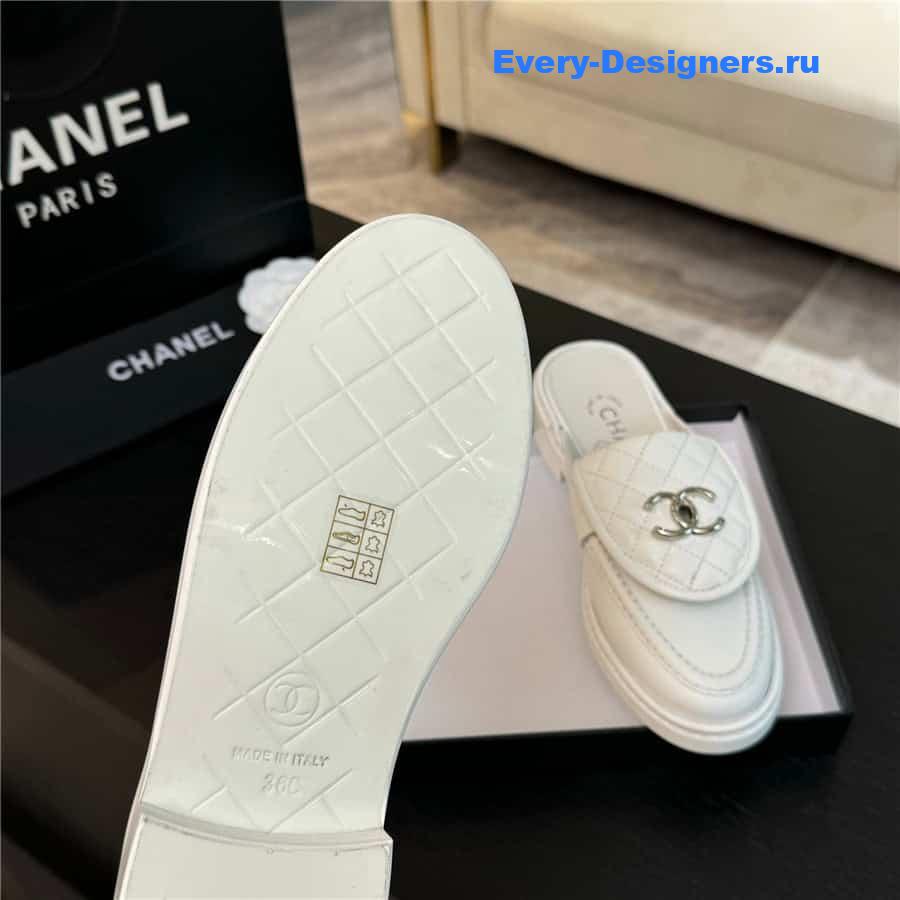 ch**el turn-lock D1am0nd-quilted loafers in white