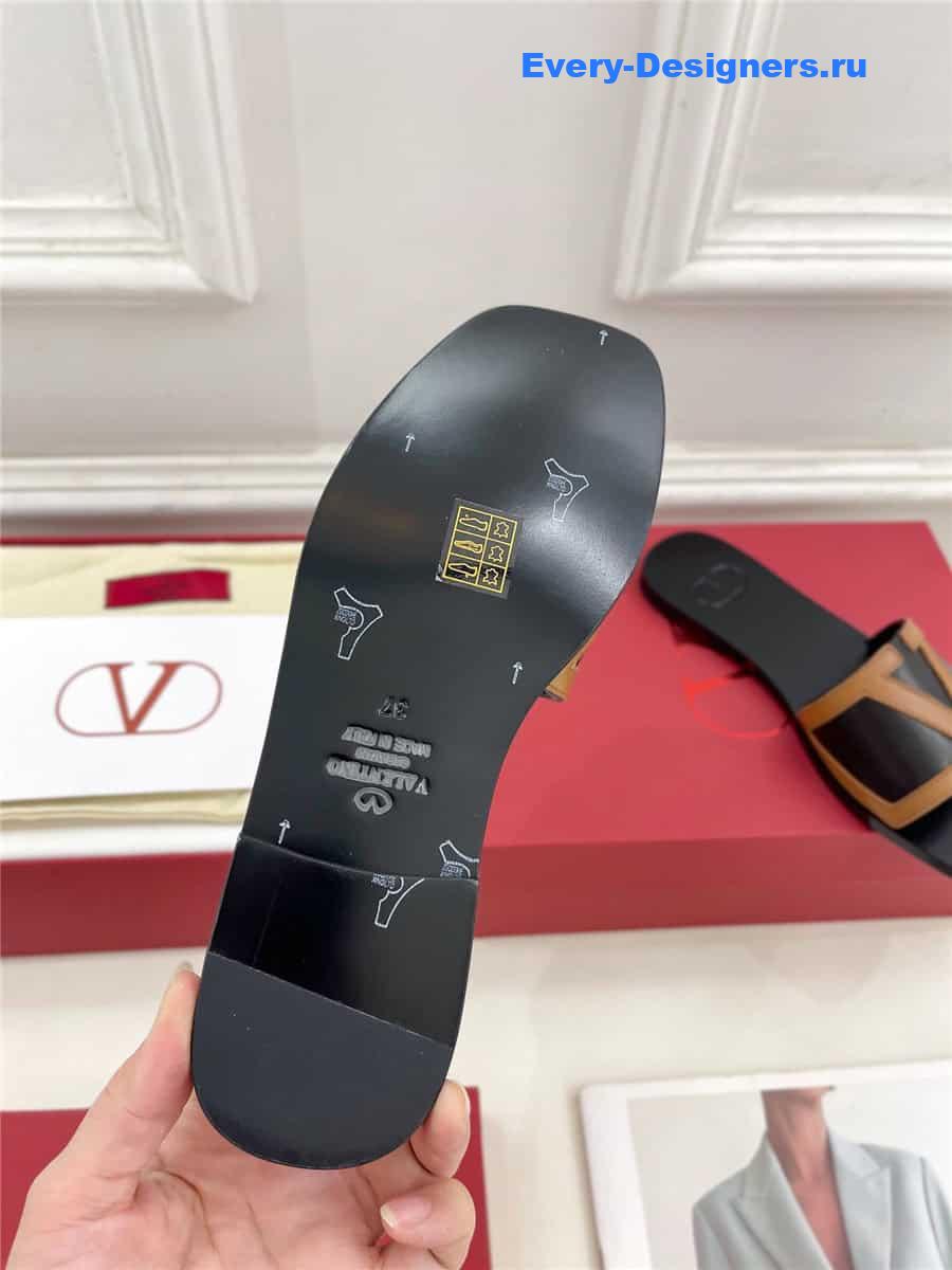 Va1e*ntin0 big logo flat slippers