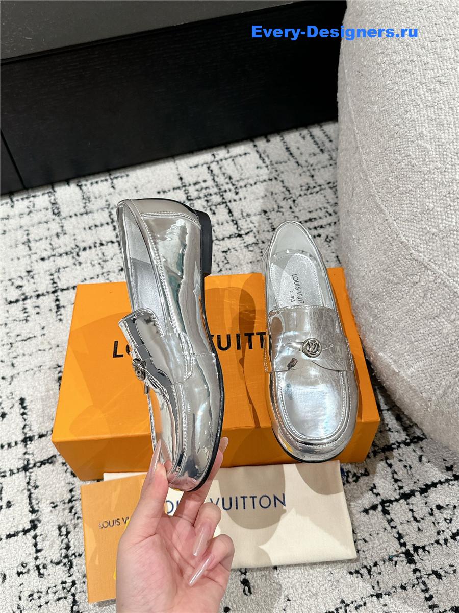 l0vis Vvtt0n lv chess flat loafer silver
