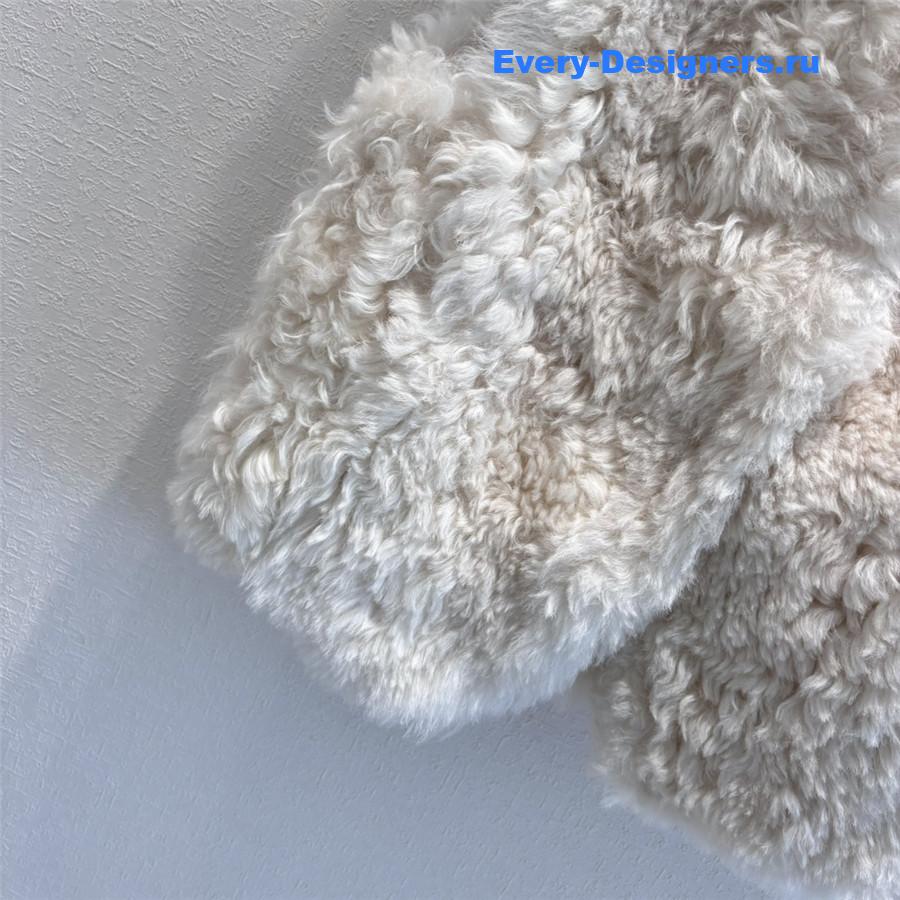 l0vis Vvtt0n lv curly fur vest