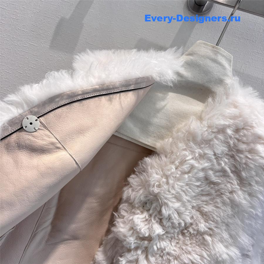 l0vis Vvtt0n lv curly fur vest