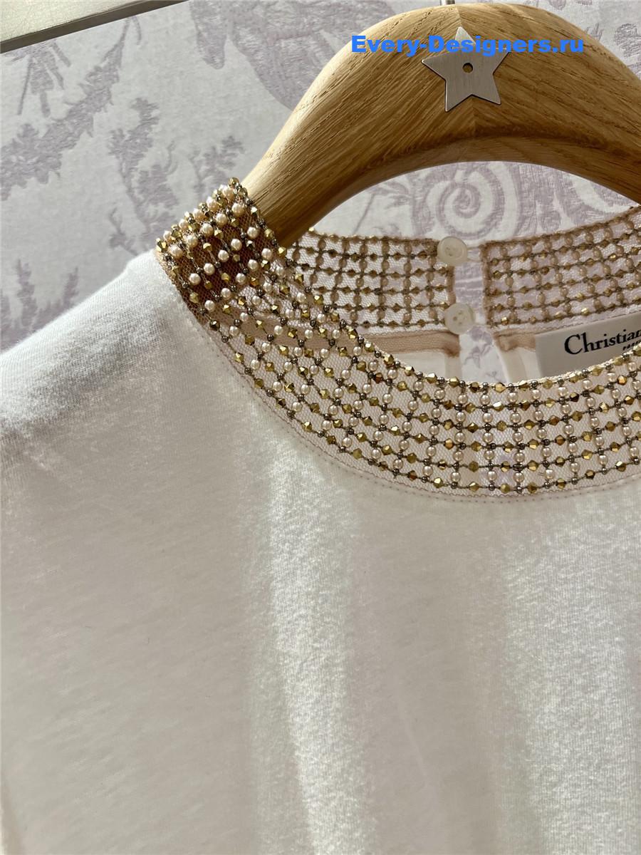 D10r white t-shirt with gold collar