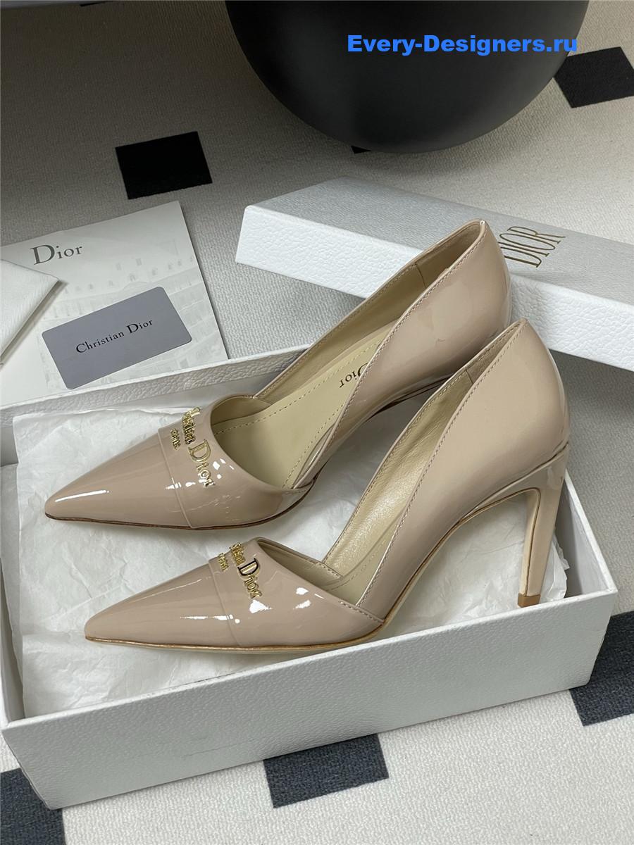 D10r beige patent pumps