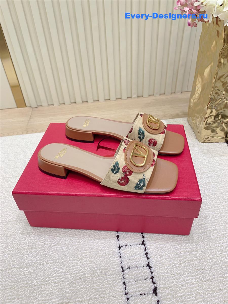 Va1e*ntin0 cherryfic slide sandals