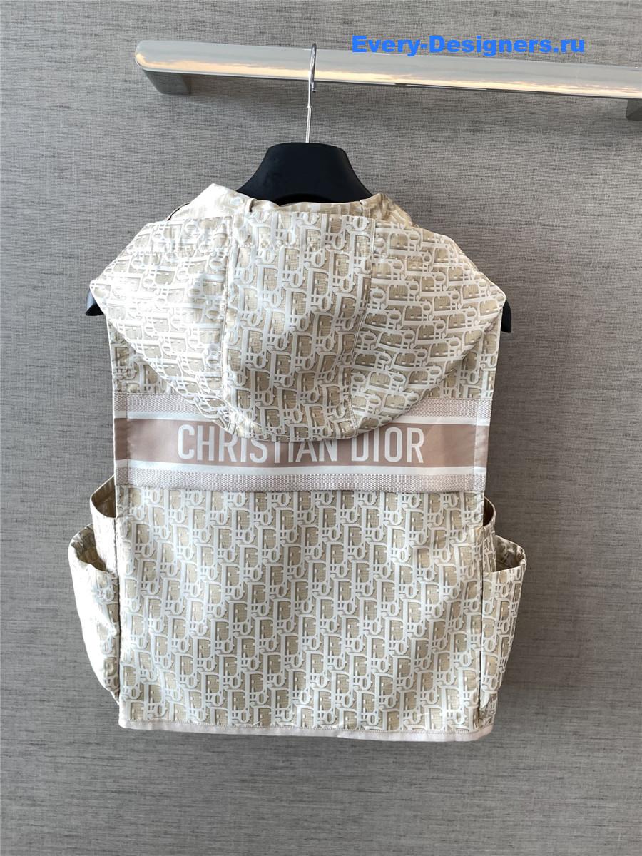 D10r hooded sleeveless vest in beige